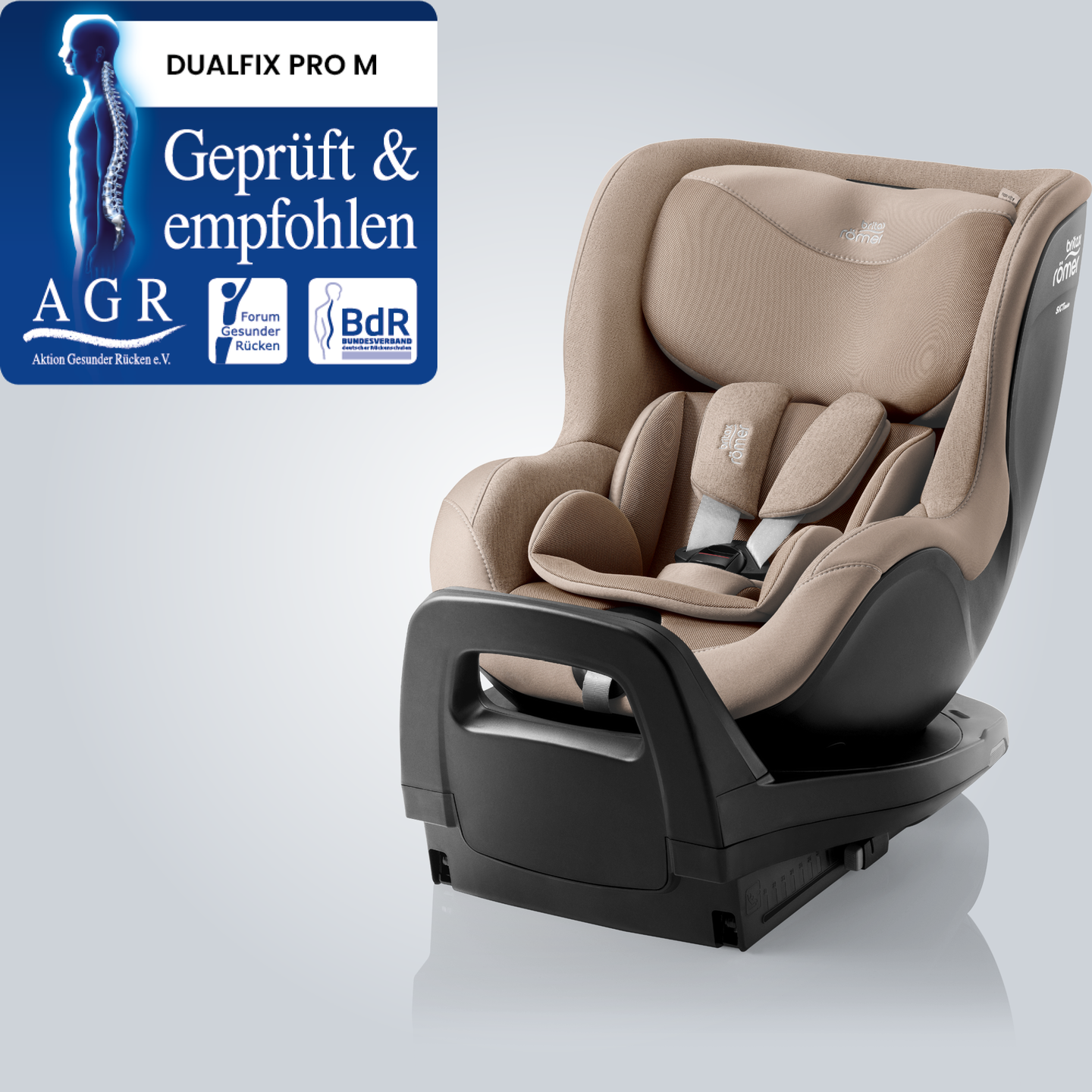 &bull; DUALFIX PRO M in Teak, a 360&deg; rotating toddler car seat with adjustable headrest and harness system, shown in an angled front view with the Aktion Gesunder R&uuml;cken e.V. &ldquo;Tested & Recommended&rdquo; badge.
