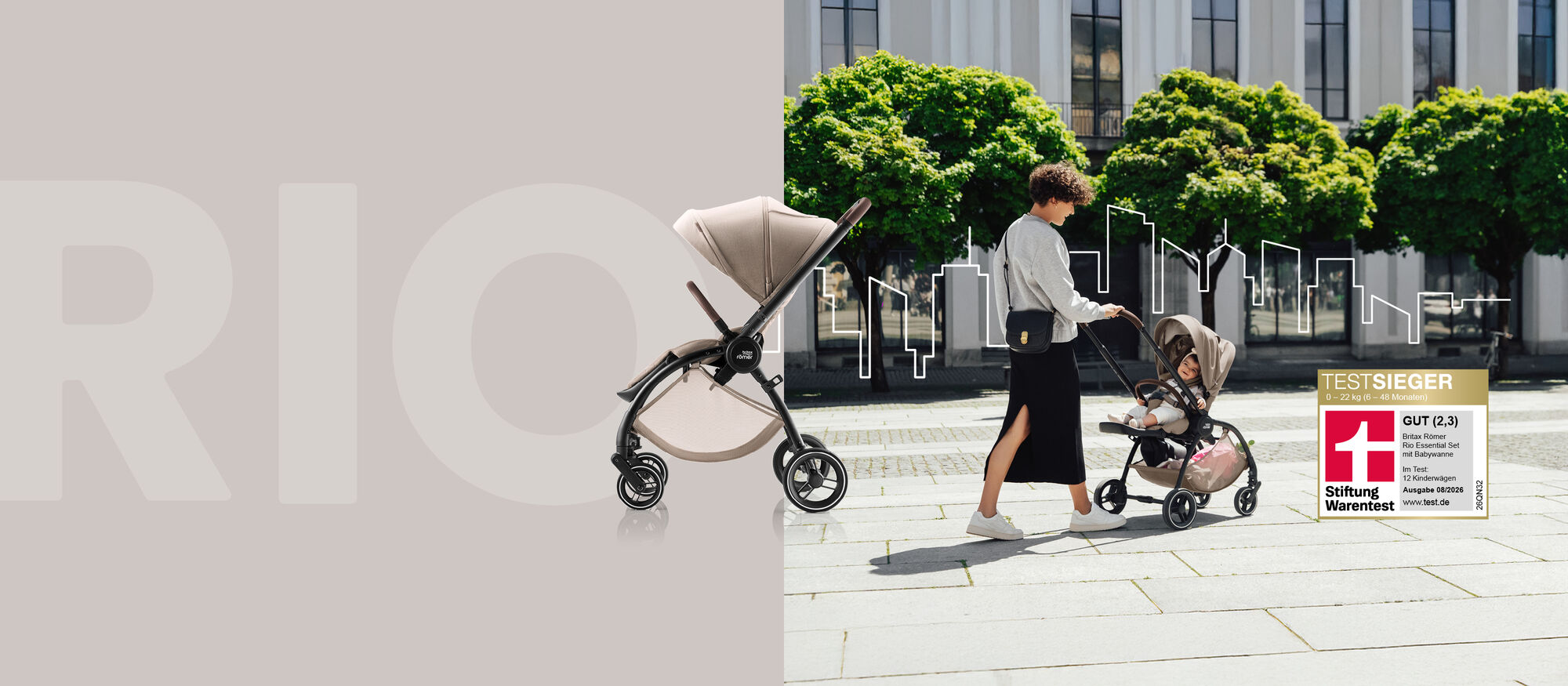 Britax R&ouml;mer RIO Kinderwagen in Teak mit Baby auf einem Gehweg vor modernem Geb&auml;ude, Stiftung Warentest Testsieger Note 2,3 (Gut).