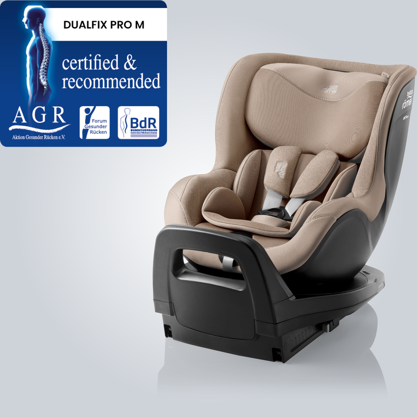 DUALFIX PRO M in Teak, a 360&deg; rotating toddler car seat with adjustable headrest and harness system, shown in an angled front view with the Aktion Gesunder R&uuml;cken e.V. &ldquo;Tested & Recommended&rdquo; badge.