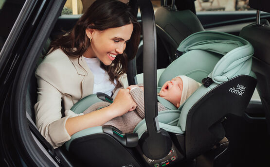 Britax Romer Dualfix 5Z + Flex Base Bundle: Jade Green